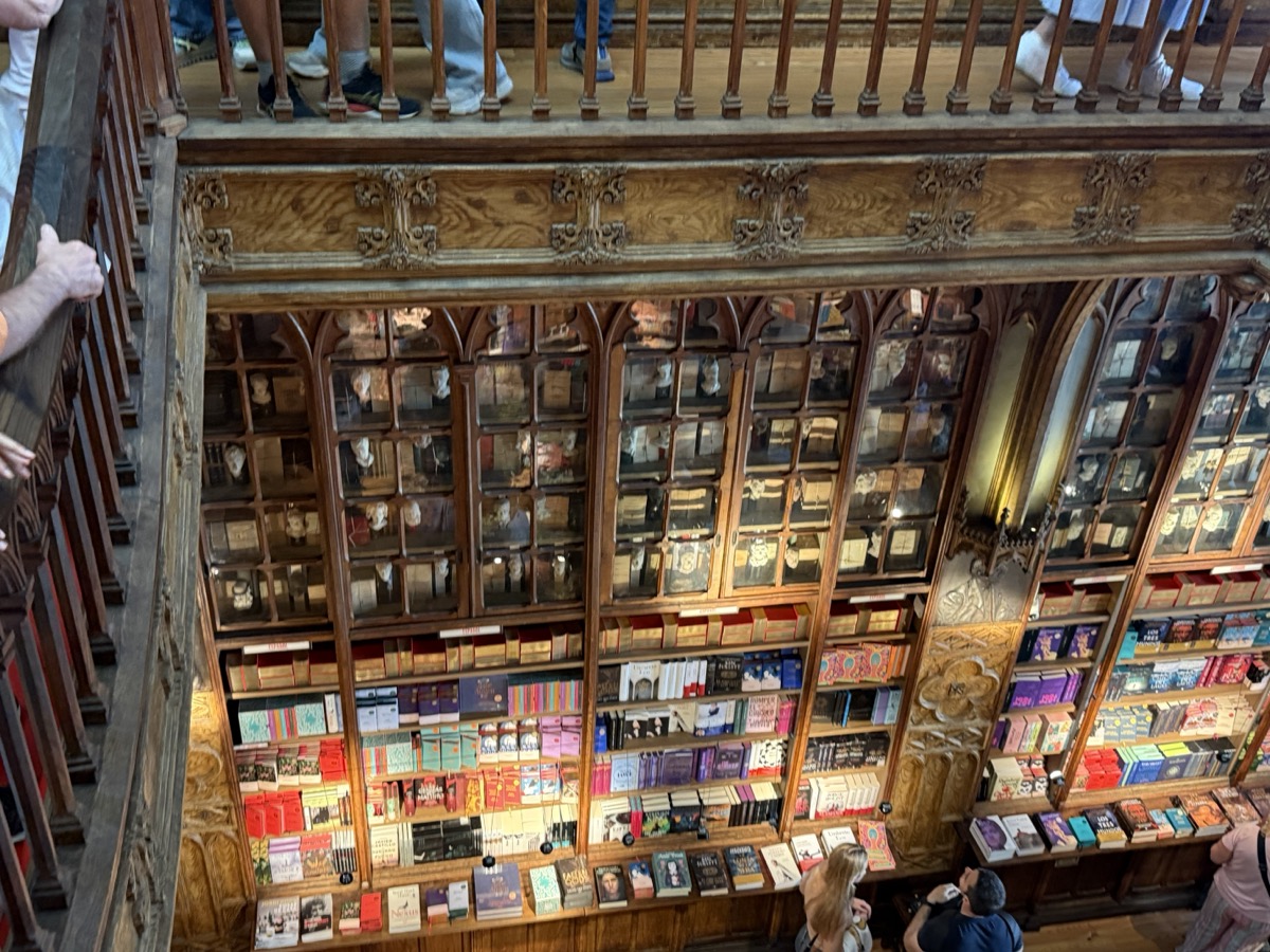 レロ書店内装